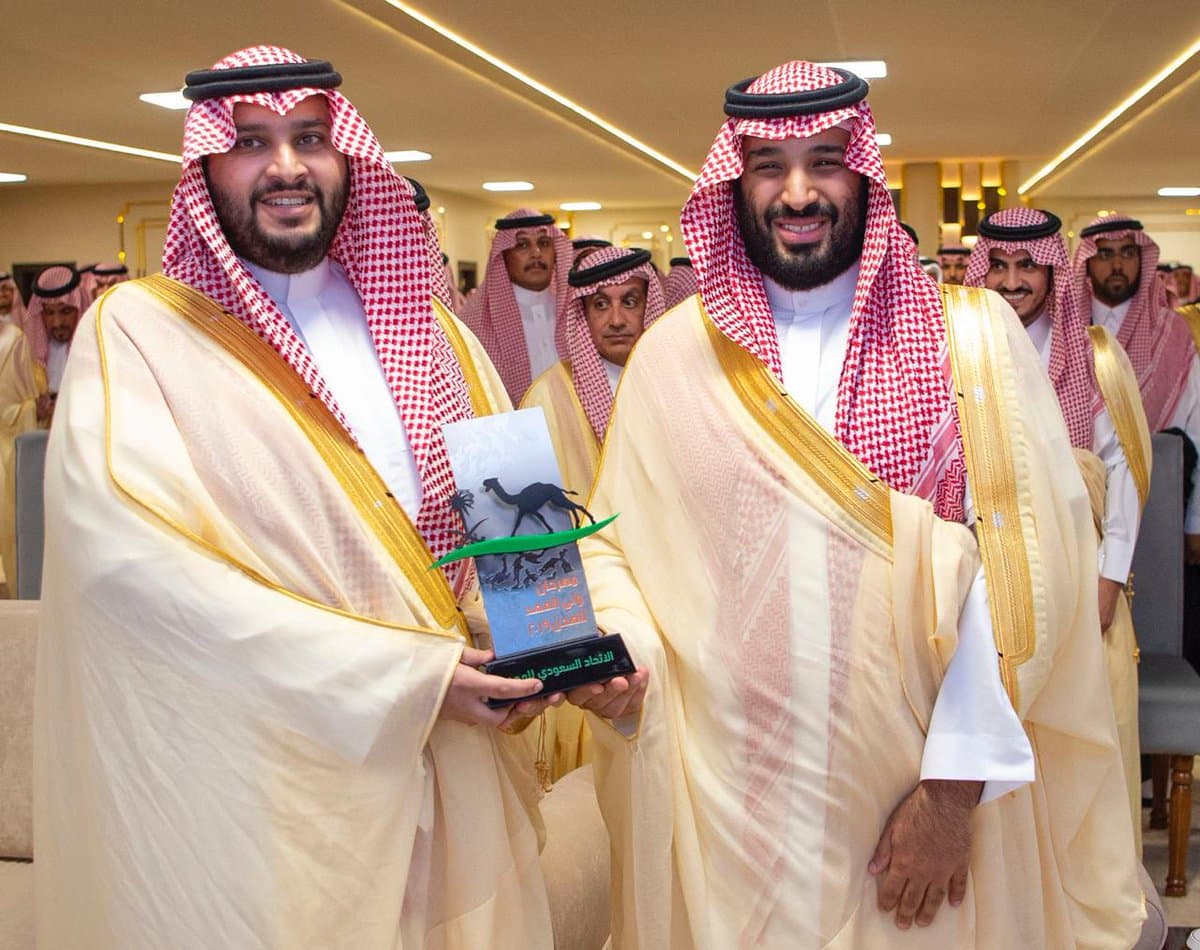 6 سيوف وبندق وخنجر لأبطال مهرجان ولي العهد للهجن 