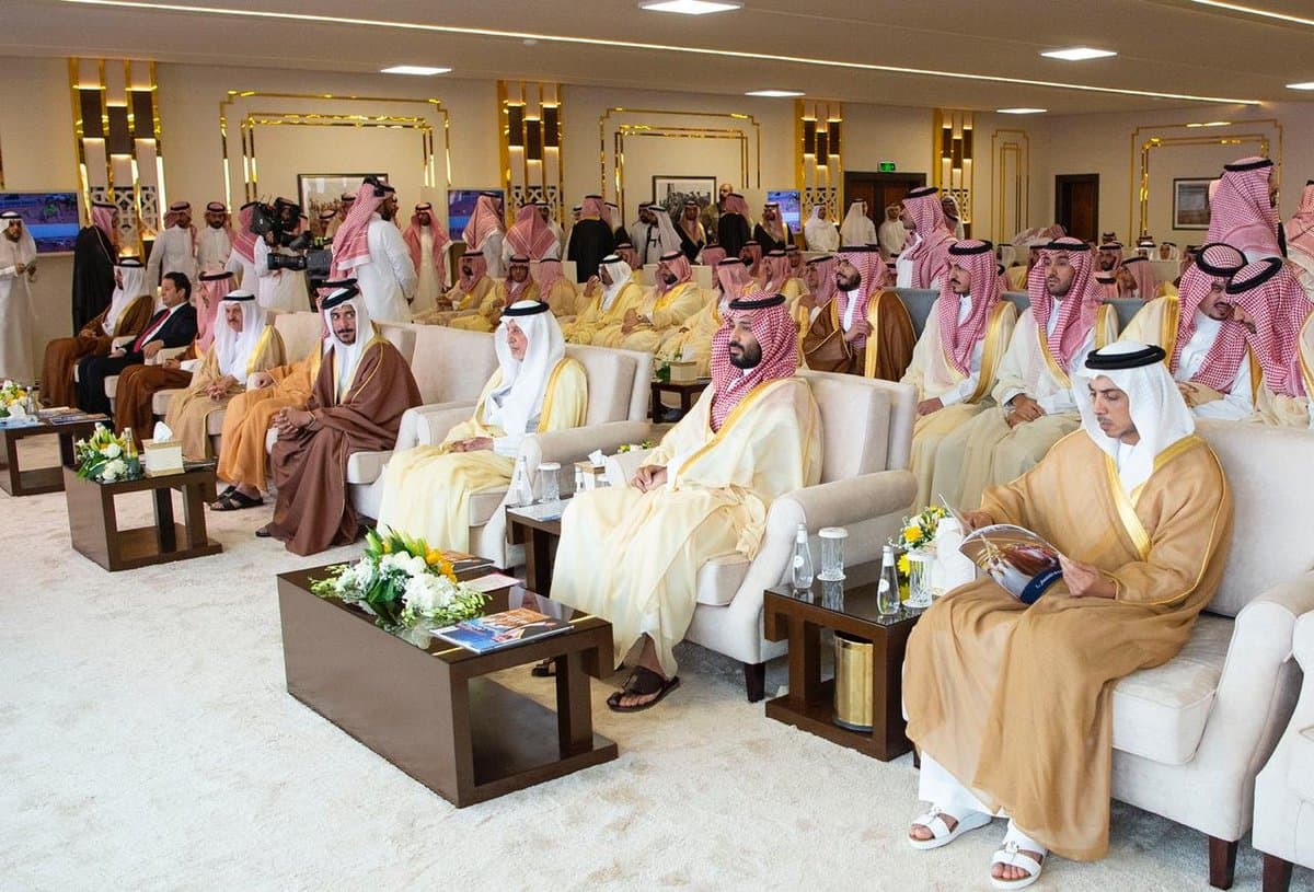 6 سيوف وبندق وخنجر لأبطال مهرجان ولي العهد للهجن 