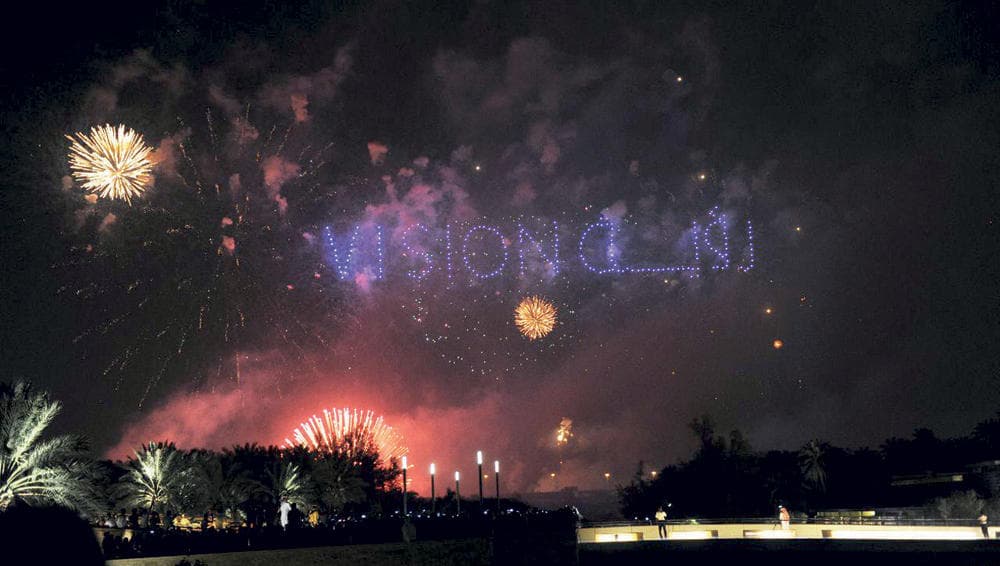 «احتفالات الهمة».. 700 ألف ومضة تضيء سماء المملكة في يومها الـ89