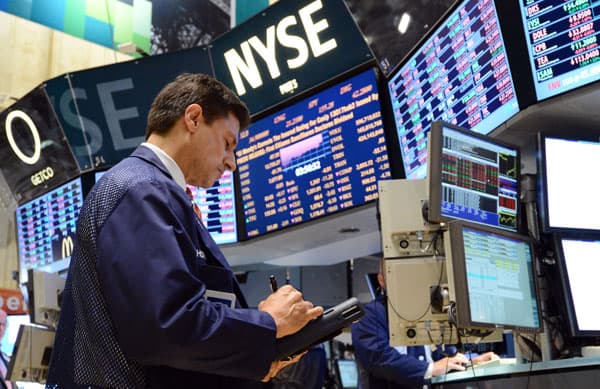 الأسهم الأمريكية تغلق منخفضة مع صعود قطاع الطاقة