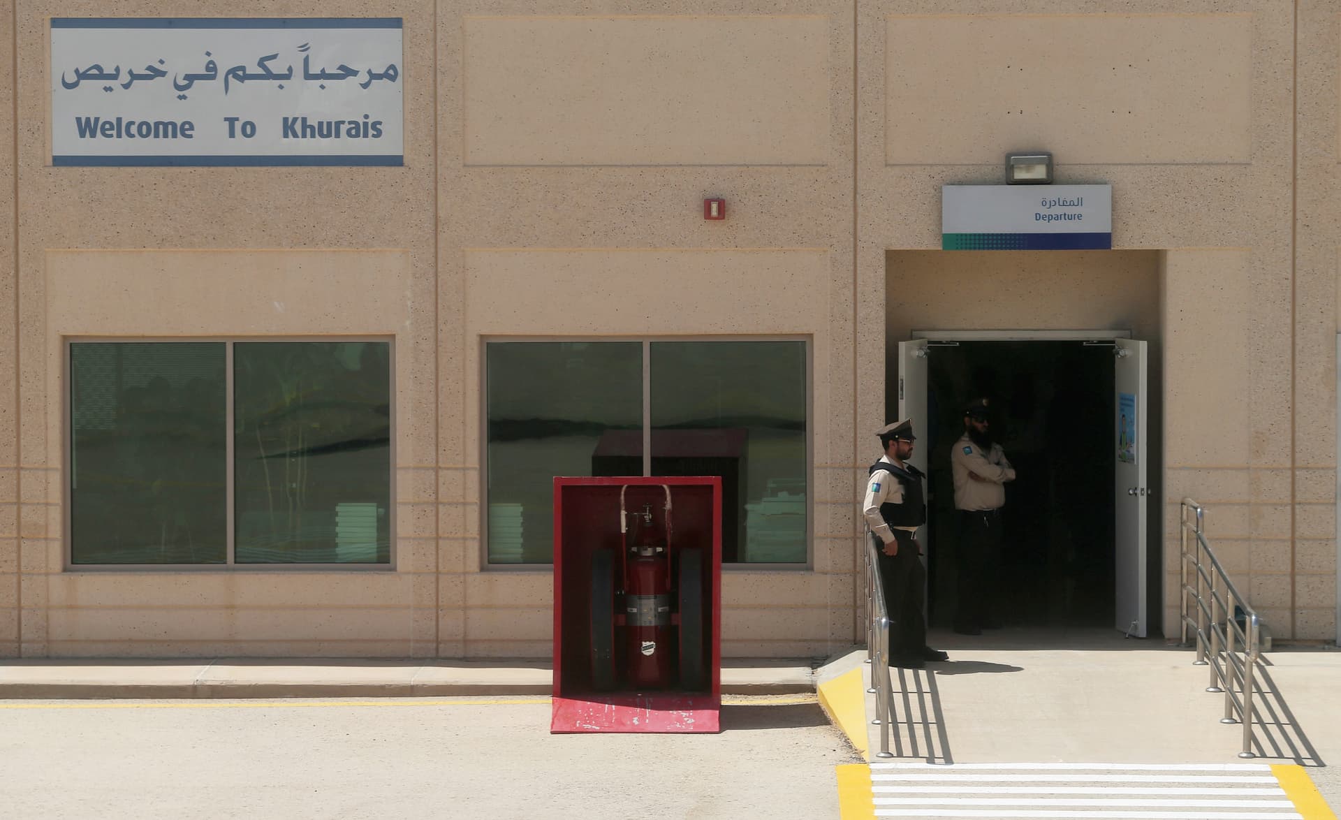 قصة مصورة : وفد من الصحافة العالمية يزور معامل بقيق وخريص 