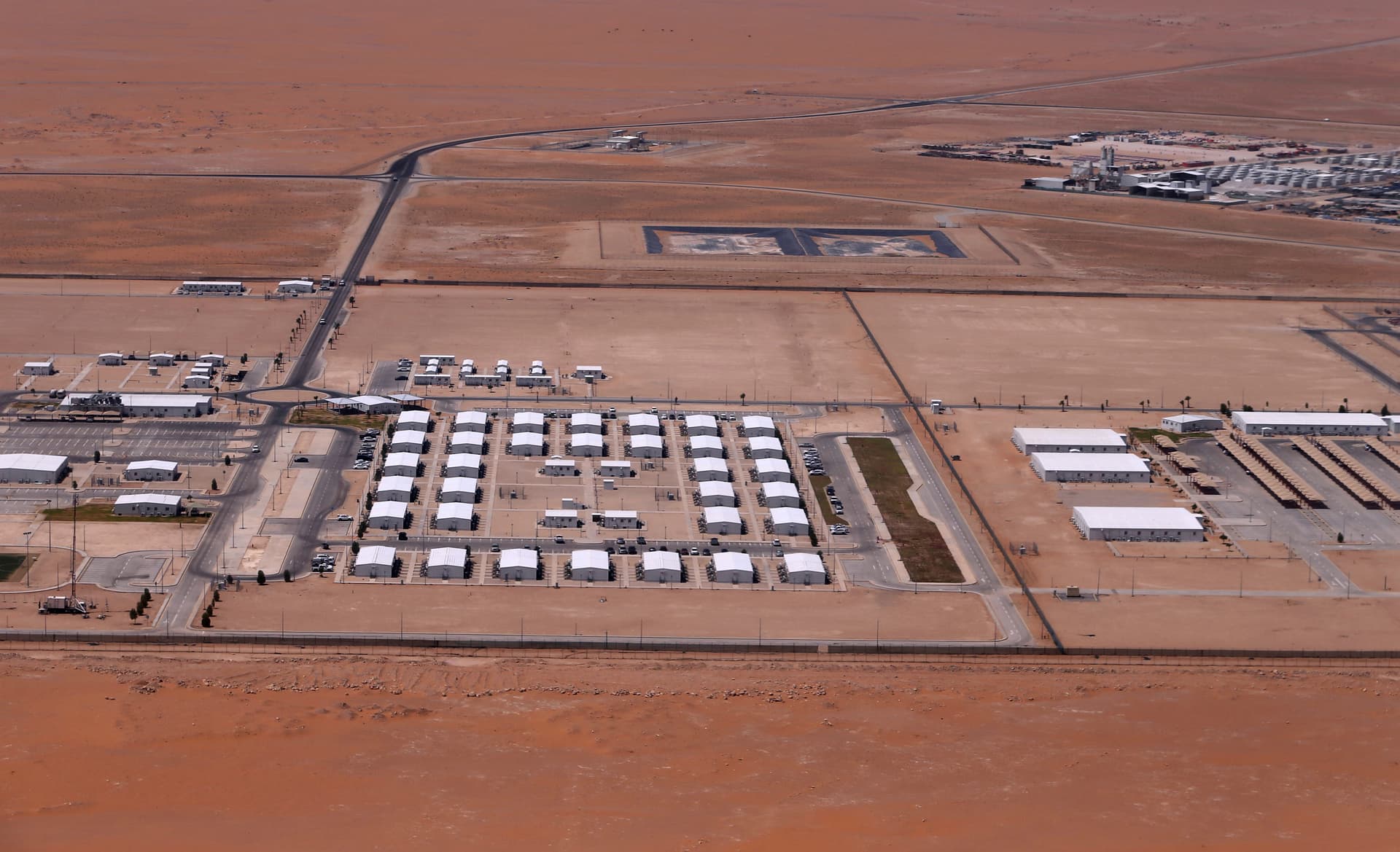 قصة مصورة : وفد من الصحافة العالمية يزور معامل بقيق وخريص 