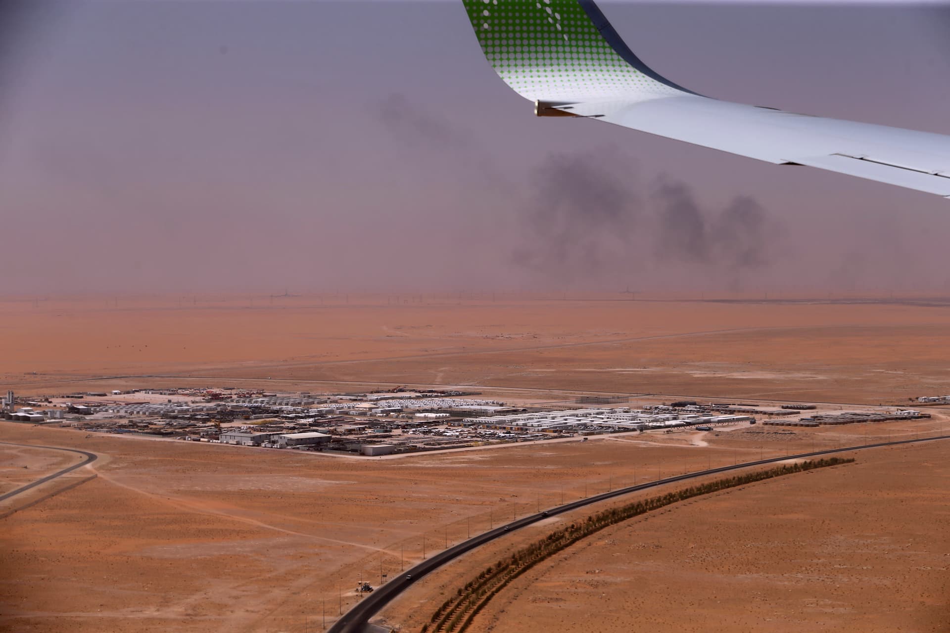 قصة مصورة : وفد من الصحافة العالمية يزور معامل بقيق وخريص 