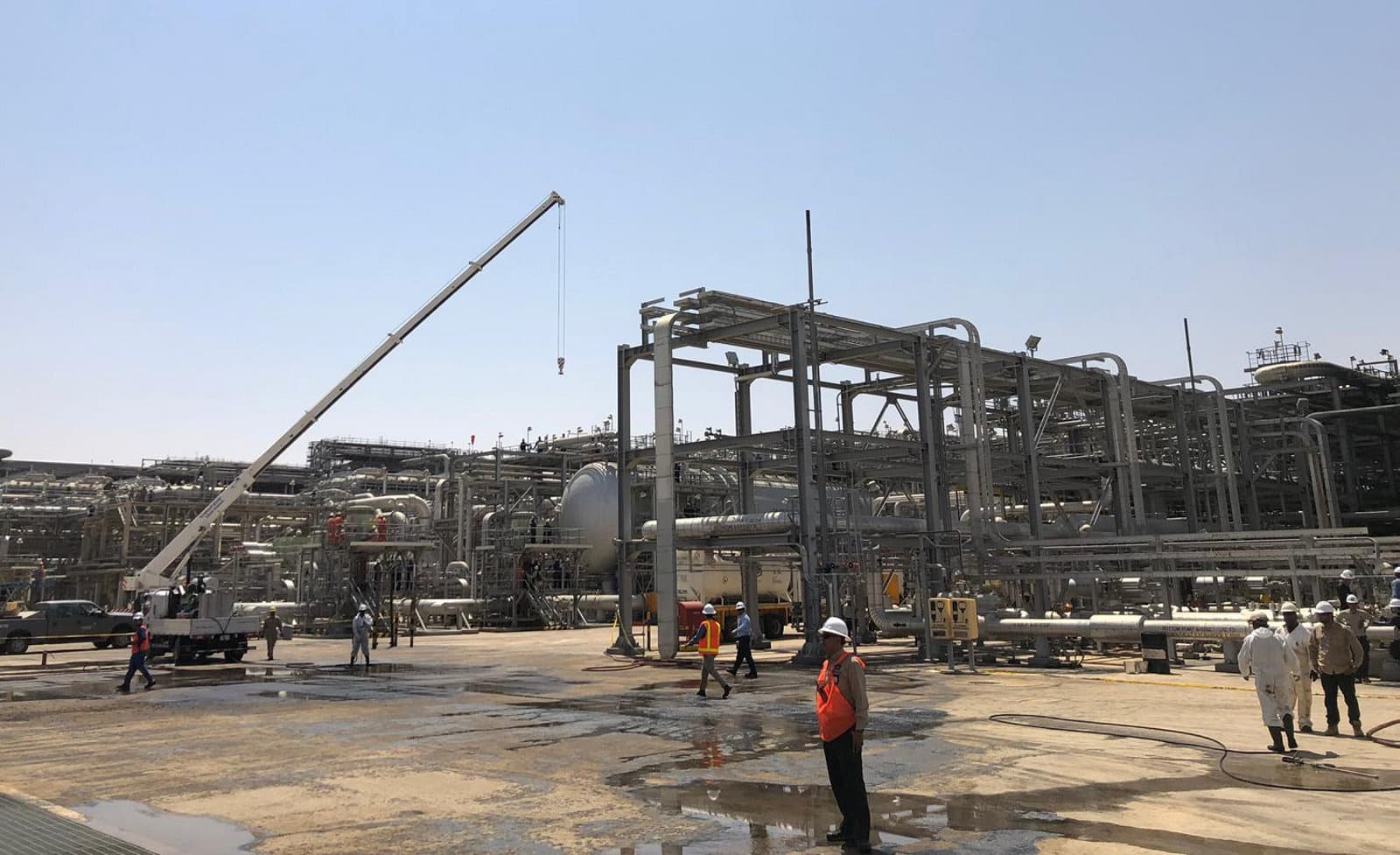 قصة مصورة : وفد من الصحافة العالمية يزور معامل بقيق وخريص 