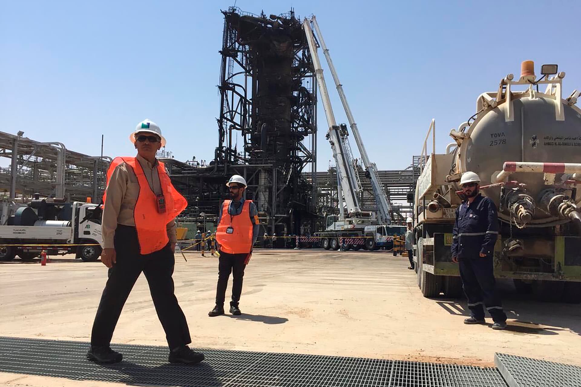 قصة مصورة : وفد من الصحافة العالمية يزور معامل بقيق وخريص 