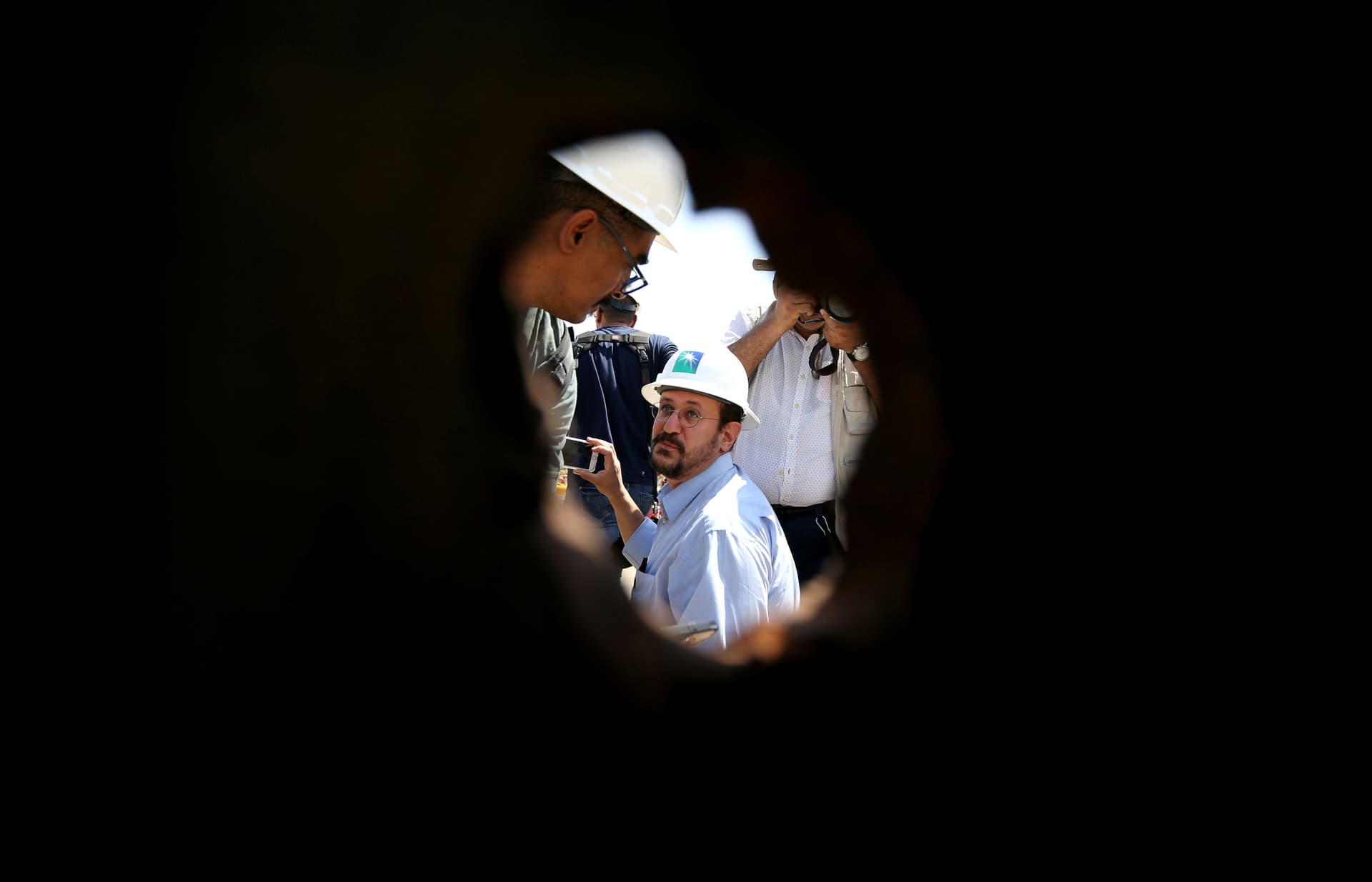 قصة مصورة : وفد من الصحافة العالمية يزور معامل بقيق وخريص 