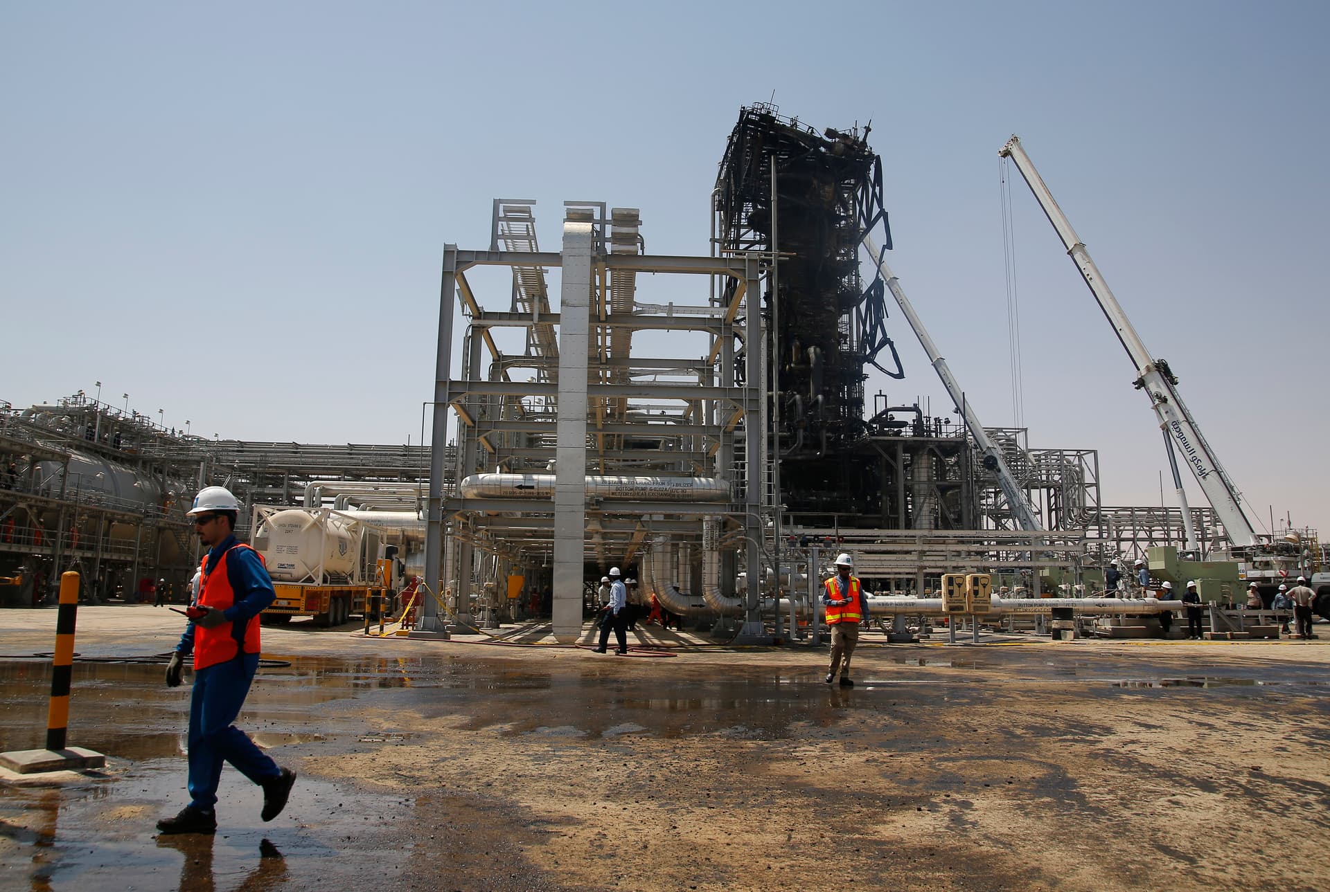 قصة مصورة : وفد من الصحافة العالمية يزور معامل بقيق وخريص 