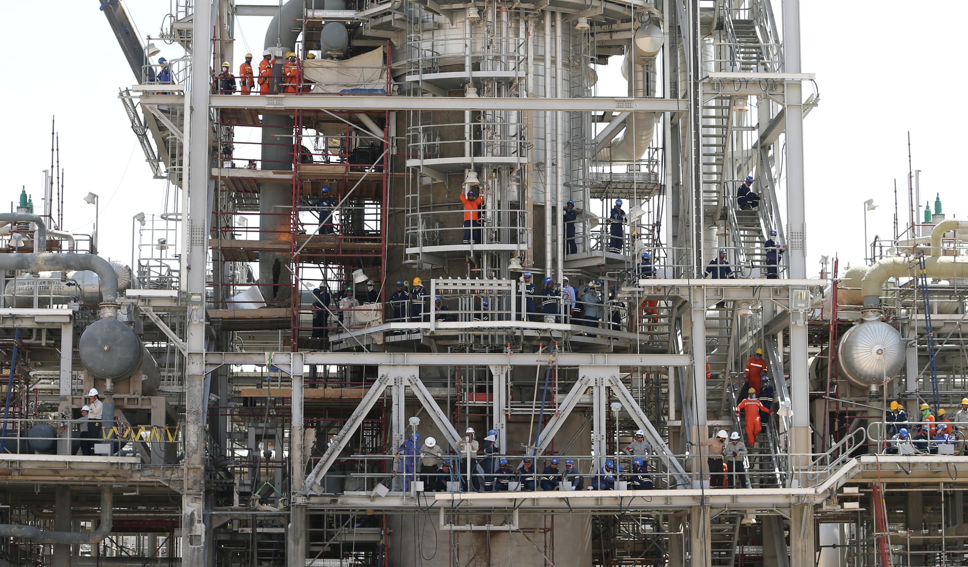 قصة مصورة : وفد من الصحافة العالمية يزور معامل بقيق وخريص 