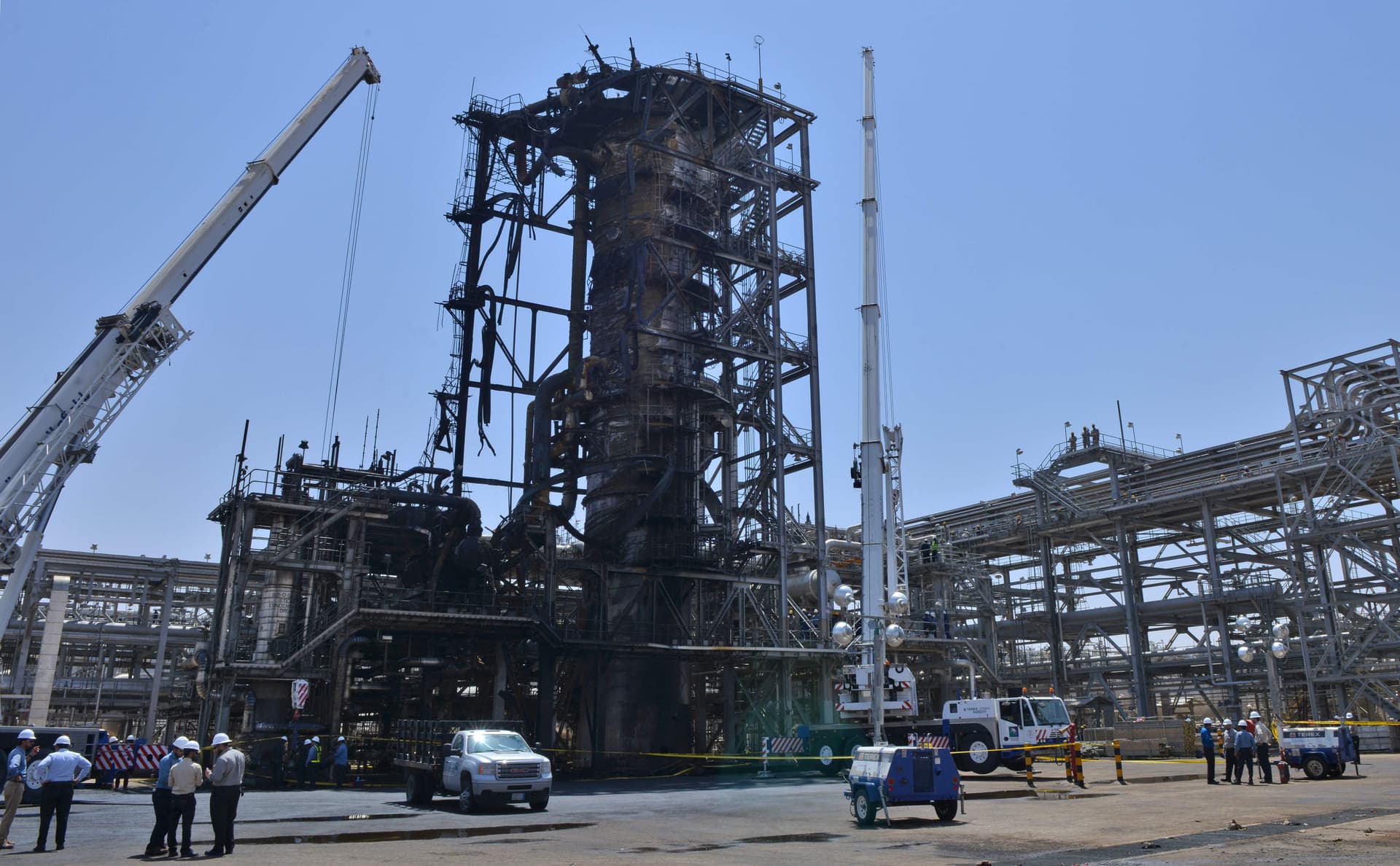 قصة مصورة : وفد من الصحافة العالمية يزور معامل بقيق وخريص 