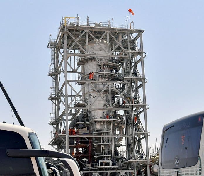 قصة مصورة : وفد من الصحافة العالمية يزور معامل بقيق وخريص 