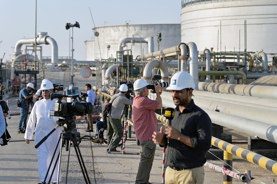 قصة مصورة : وفد من الصحافة العالمية يزور معامل بقيق وخريص 