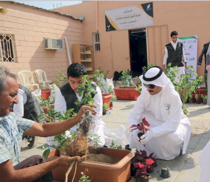 موظفو مصرف الراجحي يتطوعون في برنامج «الغد الأخضر» في مكة المكرمة