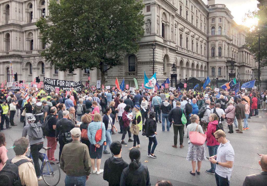 انطباعات صحافي 
شاهد عيان يقول: 
وداعا بروكسل