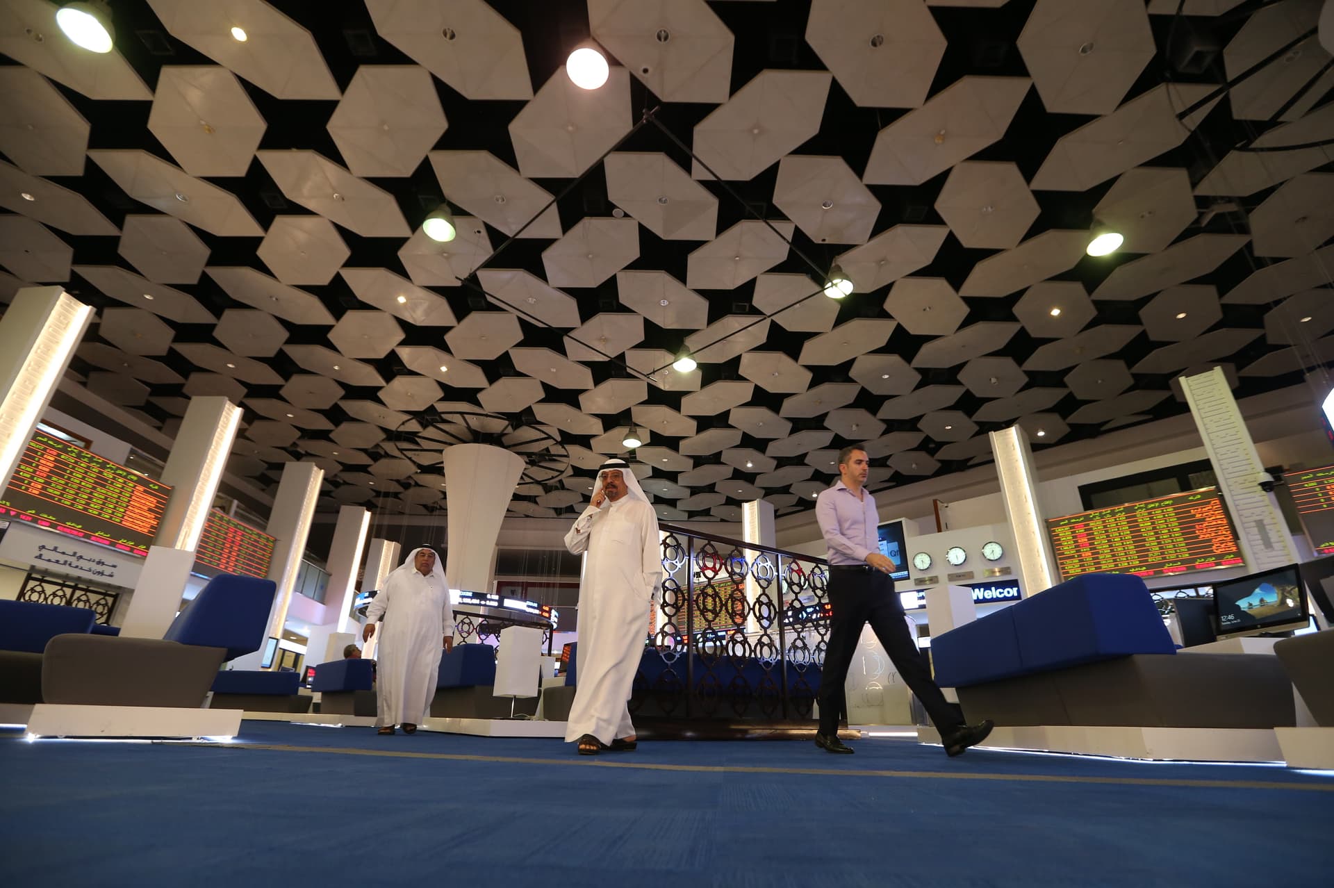 الأسهم المالية تضغط على البورصات الخليجية.. و"التجاري الدولي" يصعد بـ  "المصرية"