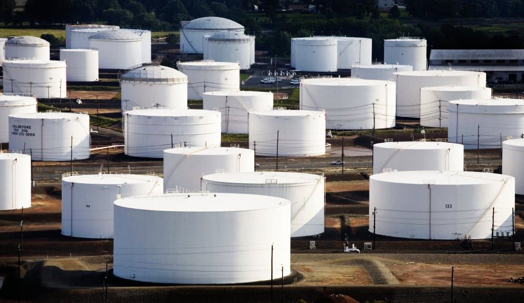 مخزونات النفط الأمريكية تفوق التوقعات وتقفز 9.3 مليون برميل