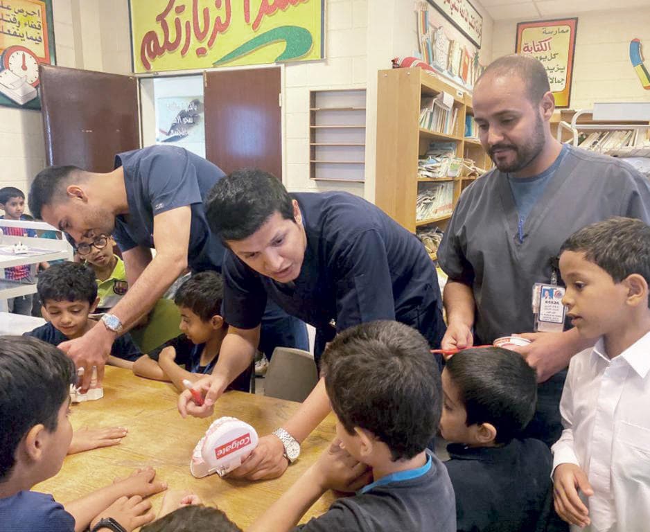 حملة لتوعية طلاب «الابتدائي» بمشكلات الأسنان