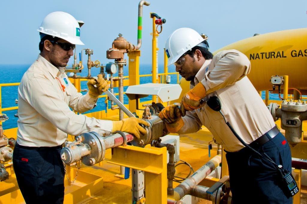 النفط يواصل مكاسبه مدعوما بانخفاض المخزونات والتفاؤل بتعميق خفض الإمدادات