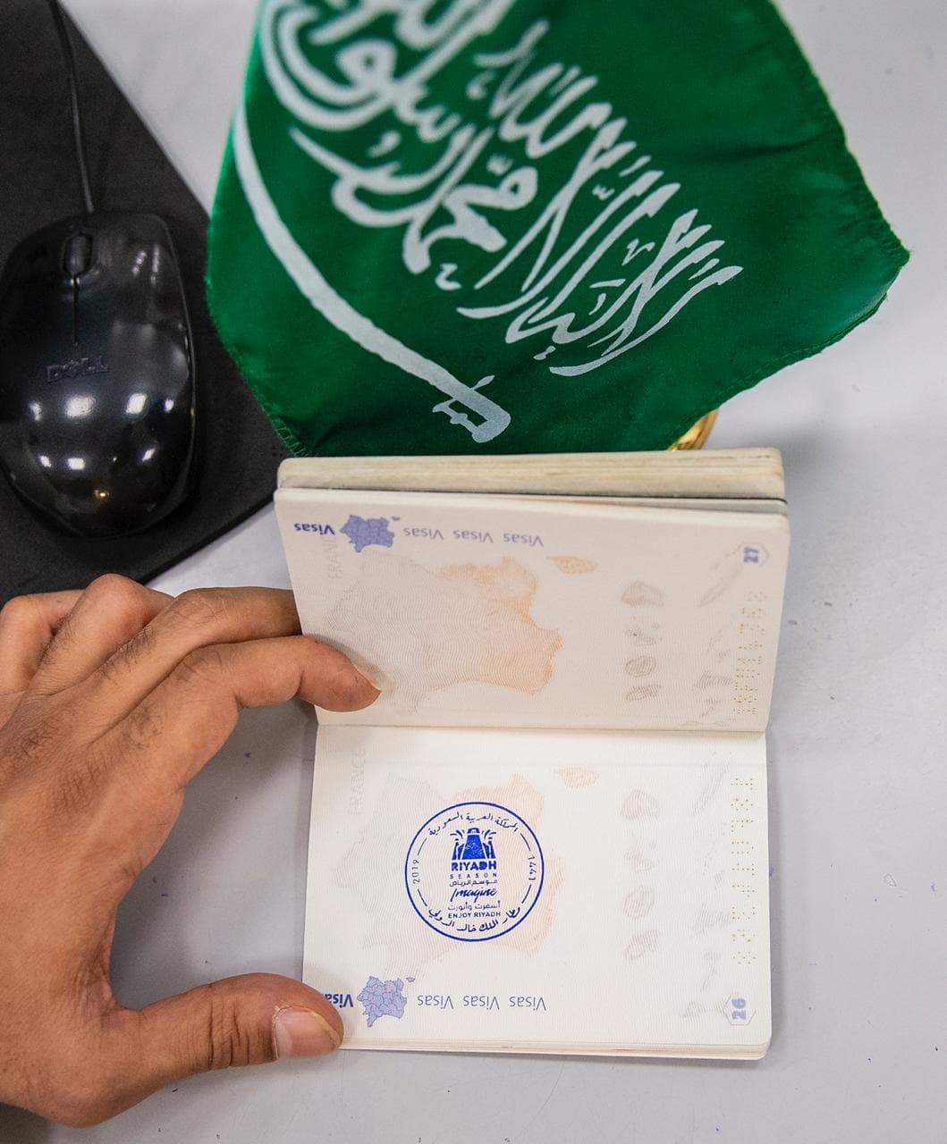 الجوازات تدشن ختم "موسم الرياض".. يحمل جملة "أسفرت وأنورت"