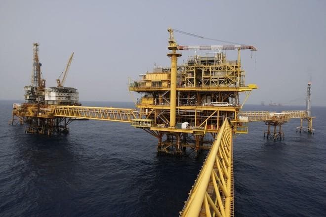 النفط ينهي الأسبوع على خسارة 5%