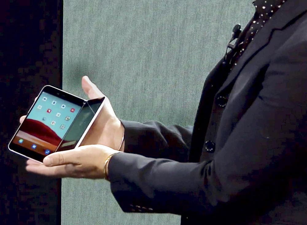 بعد أعوام من الغياب .. «مايكروسوفت» تعود إلى سوق الهواتف الذكية بهاتف وكمبيوتر بشاشة مزدوجة