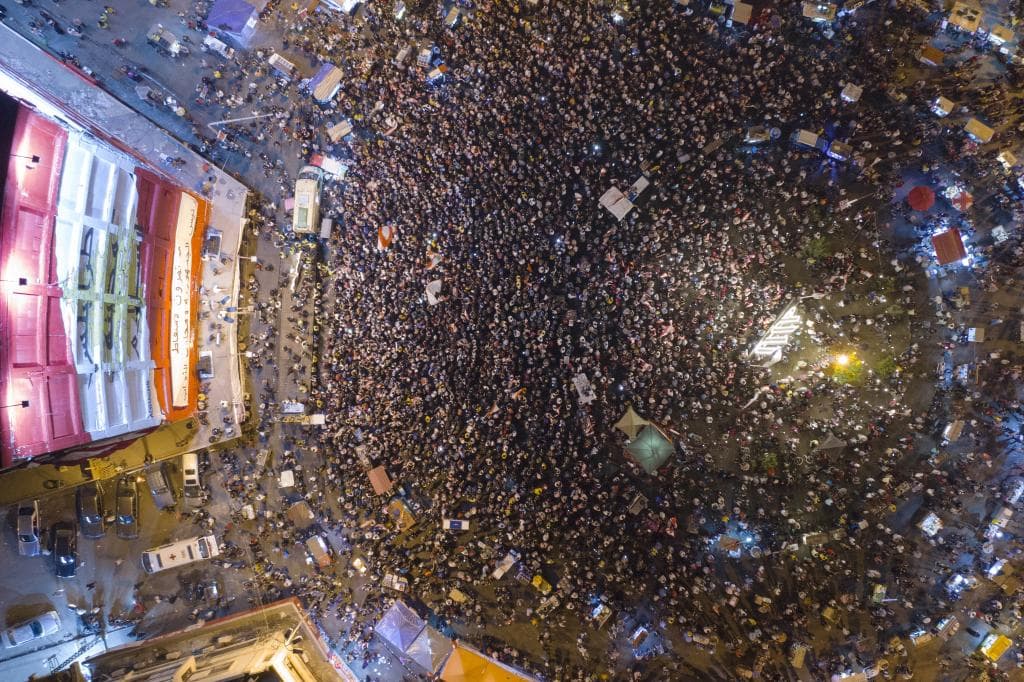 فك ربط العملة بالدولار يهدد بخراب لبنان المثقل بالديون