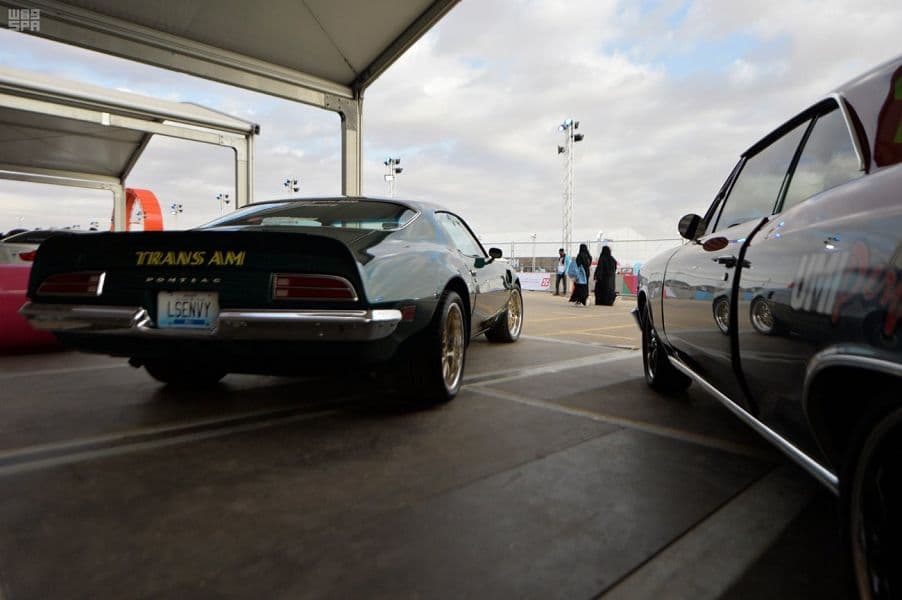 "السيارات الكلاسيكية " تستهوي عشاقها في موسم الرياض