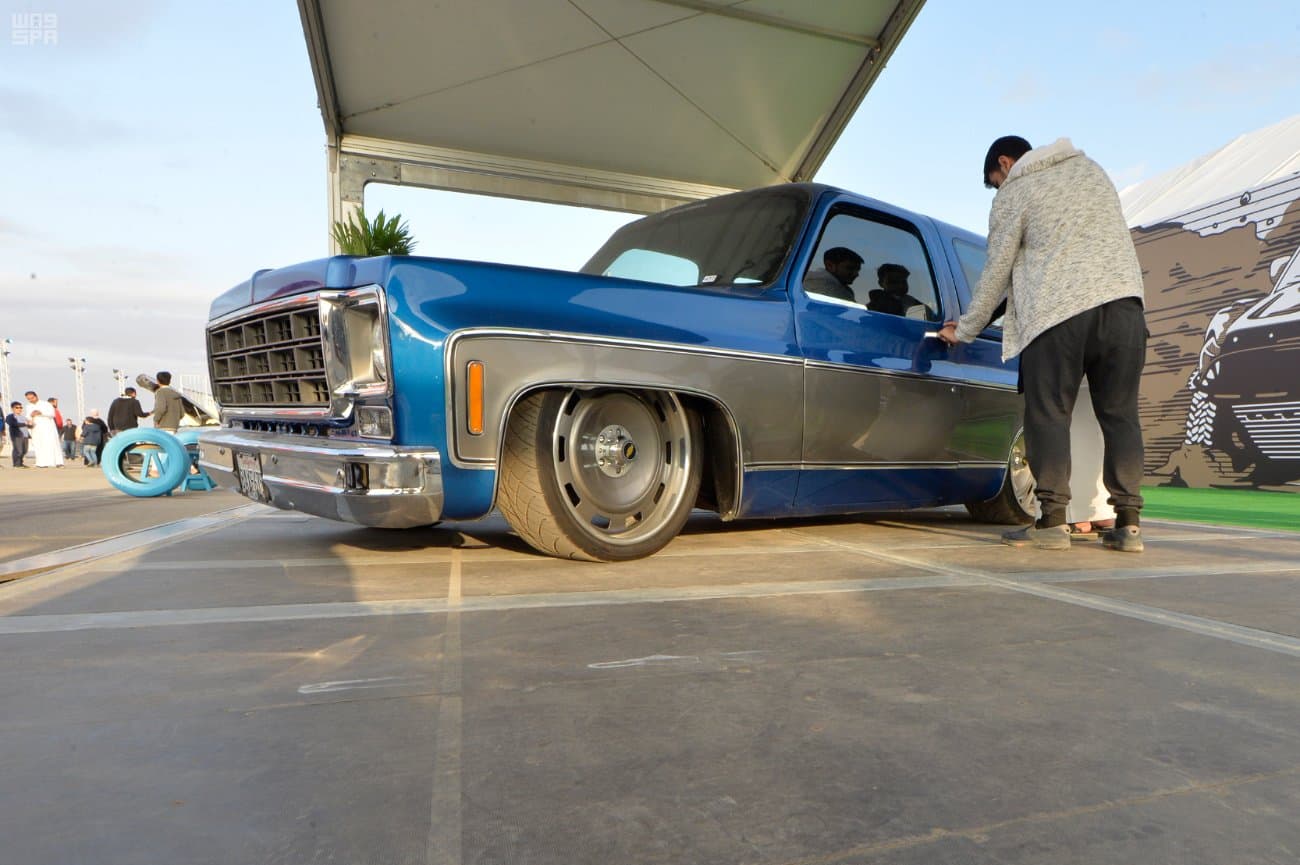 "السيارات الكلاسيكية " تستهوي عشاقها في موسم الرياض