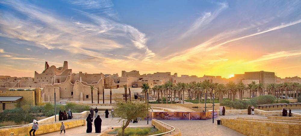 واحة الدرعية .. آلة الزمن تسافر بالزوار إلى الماضي وتنقلهم للمستقبل