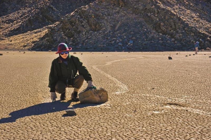 حجارة متحركة عبر الصحراء .. علماء يفسرون الظاهرة الغريبة