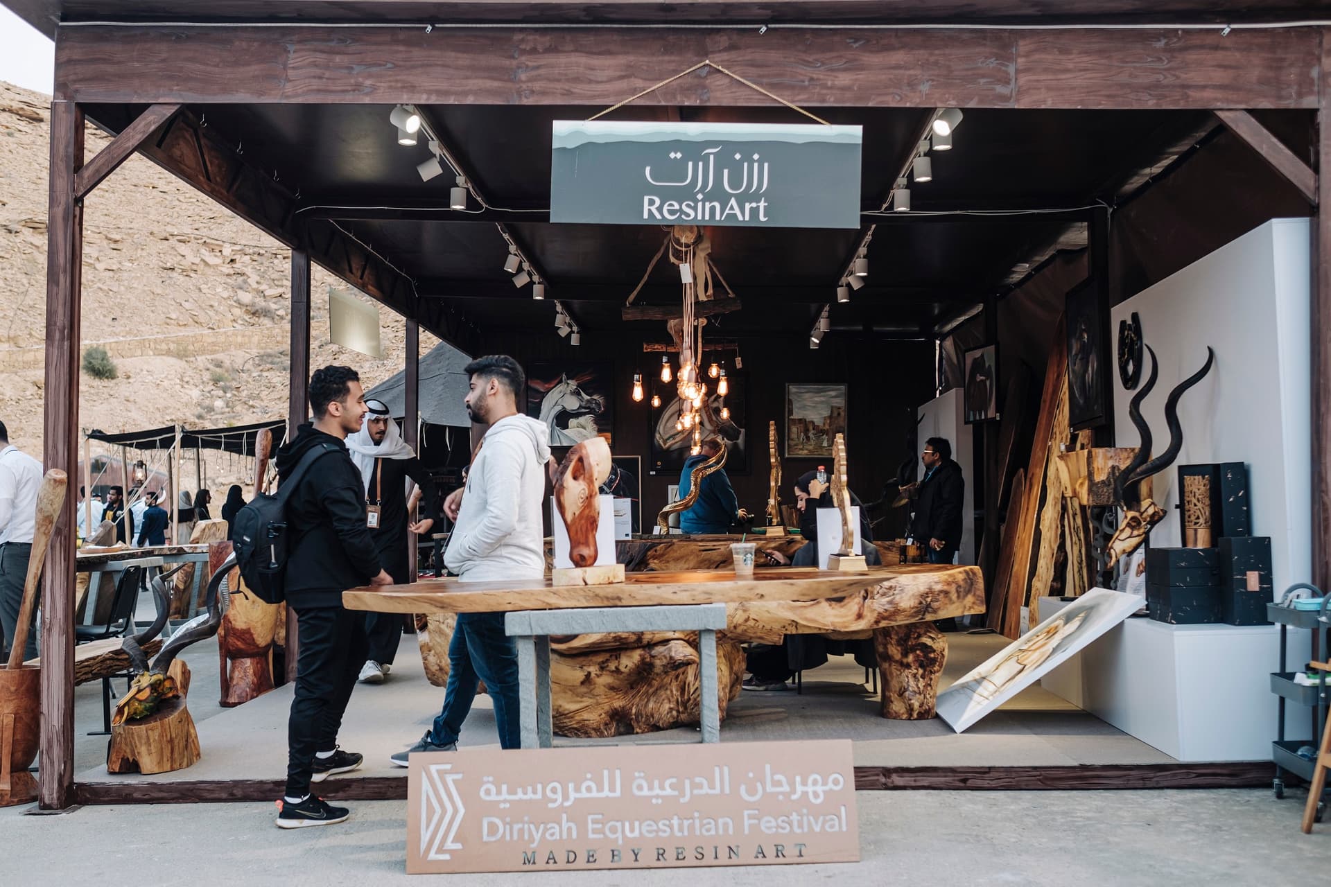 تظاهرة ثقافيّة وفنيّة وترفيهيّة تجذب جماهير مهرجان الدرعيّة للفروسيّة بين الأشواط