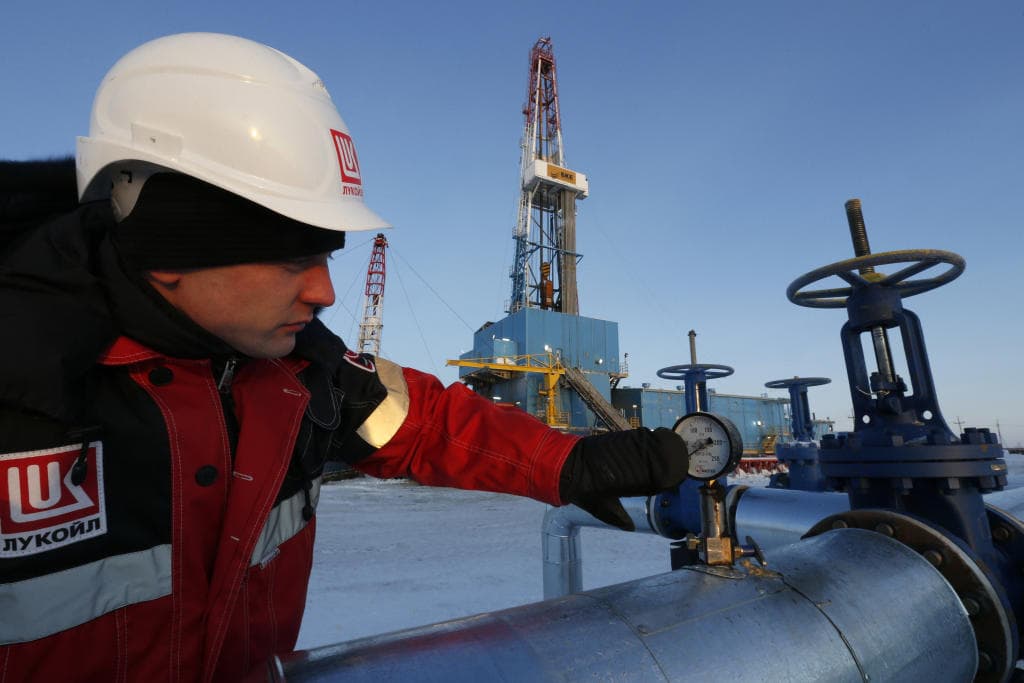 4 عوامل تدعم مكاسب النفط أبرزها خفض الإنتاج وانكماش «الأمريكي»