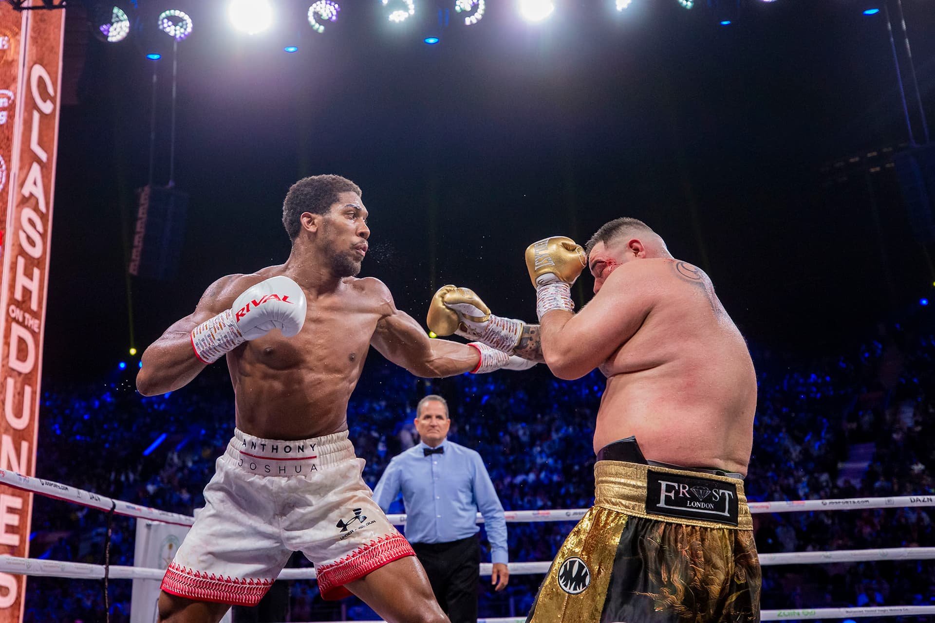 البريطاني "جوشوا" يتغلب على المكسيكي "رويز" ويستعيد لقب بطولة العالم للوزن الثقيل في الملاكمة