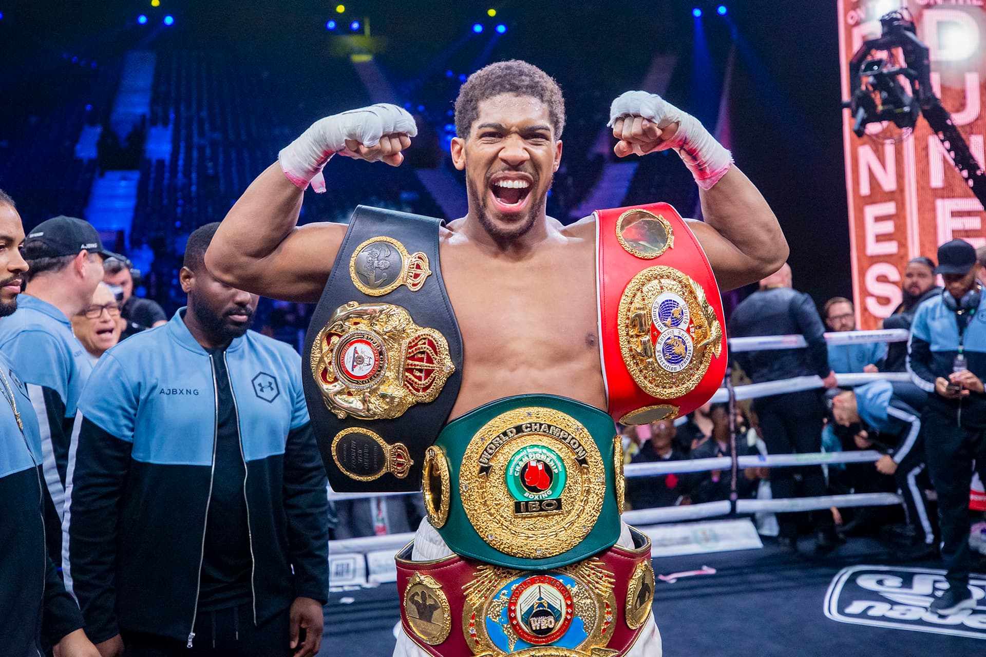 البريطاني "جوشوا" يتغلب على المكسيكي "رويز" ويستعيد لقب بطولة العالم للوزن الثقيل في الملاكمة