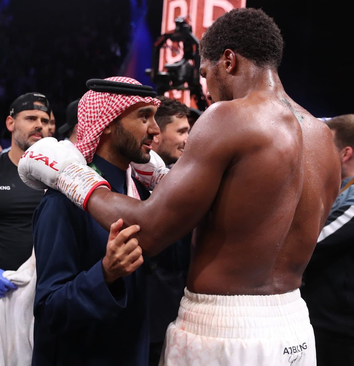 البريطاني "جوشوا" يتغلب على المكسيكي "رويز" ويستعيد لقب بطولة العالم للوزن الثقيل في الملاكمة