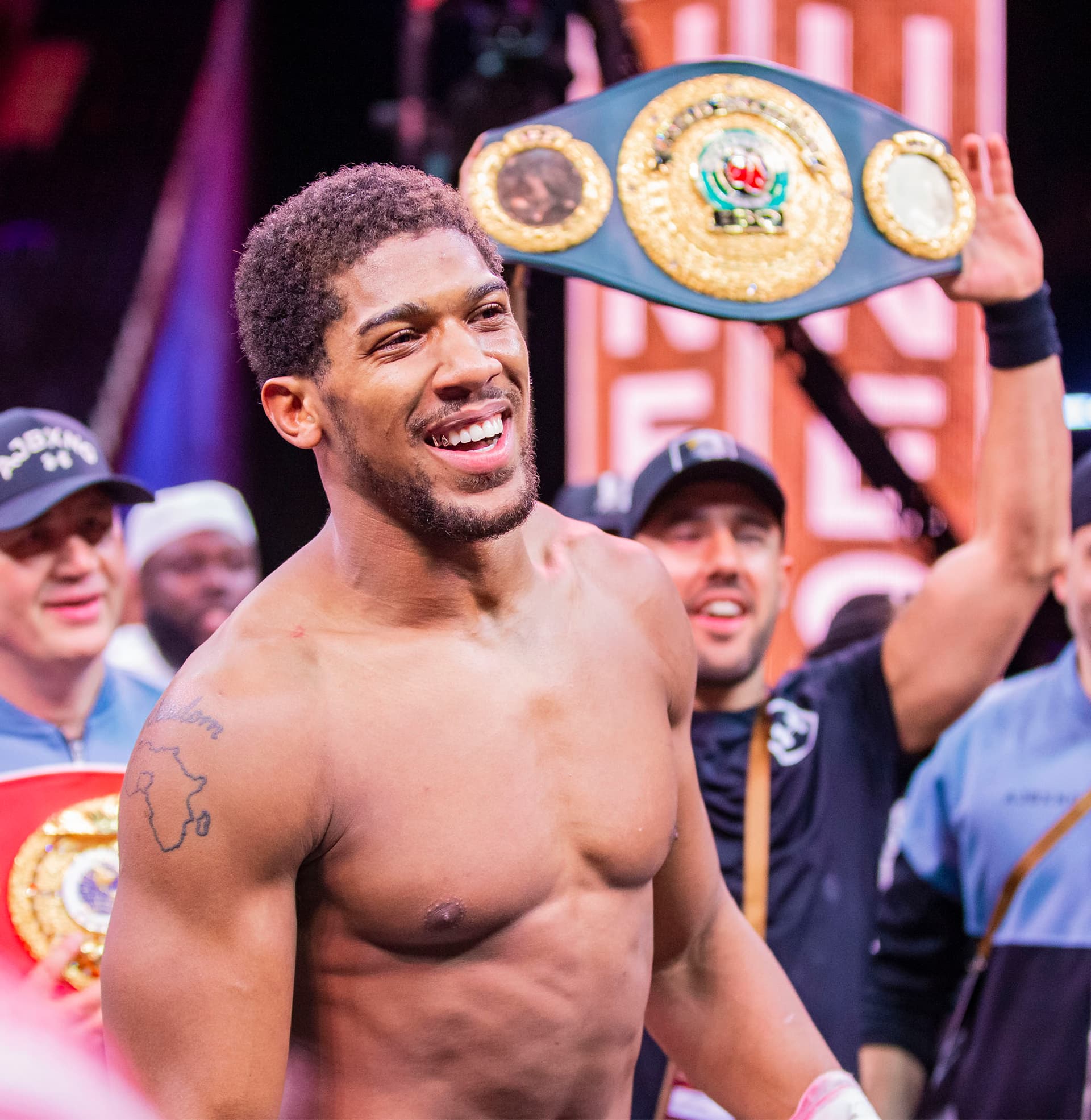 البريطاني "جوشوا" يتغلب على المكسيكي "رويز" ويستعيد لقب بطولة العالم للوزن الثقيل في الملاكمة