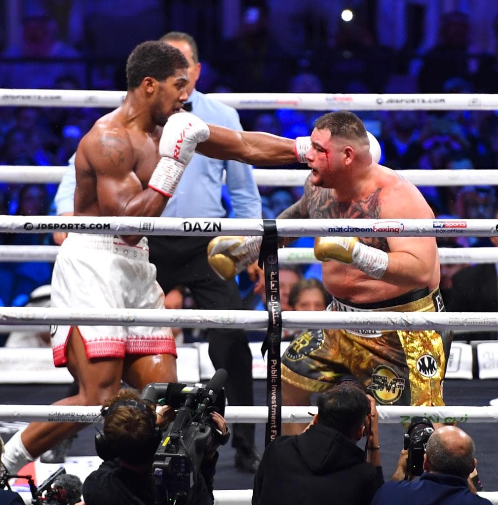 البريطاني "جوشوا" يتغلب على المكسيكي "رويز" ويستعيد لقب بطولة العالم للوزن الثقيل في الملاكمة