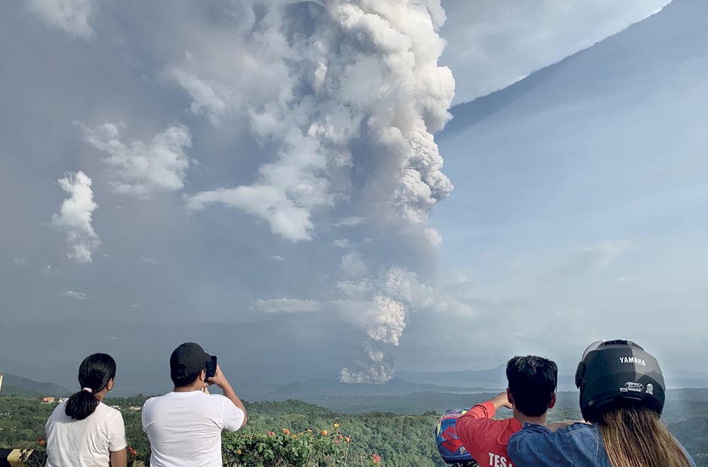 بركان يوقف الطيران