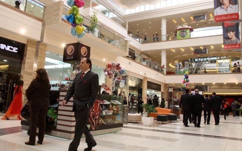 ساعات رولكس وسيارات .. لبنانيون ينفقون على سلع فاخرة للاستفادة بمدخراتهم