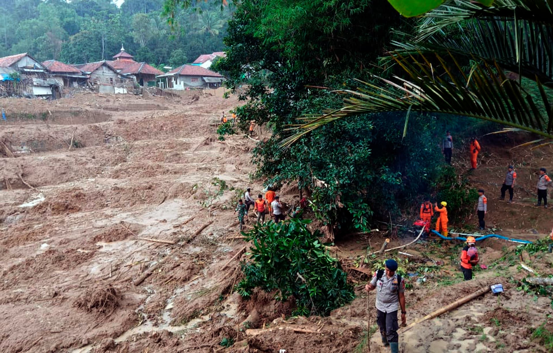 فرار أكثر من 400 ألف شخص جراء الفيضانات في إندونيسيا