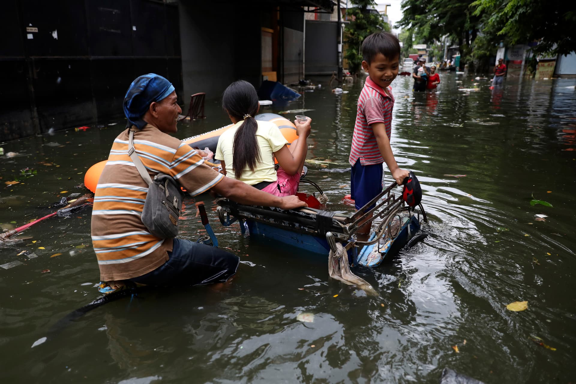 فرار أكثر من 400 ألف شخص جراء الفيضانات في إندونيسيا