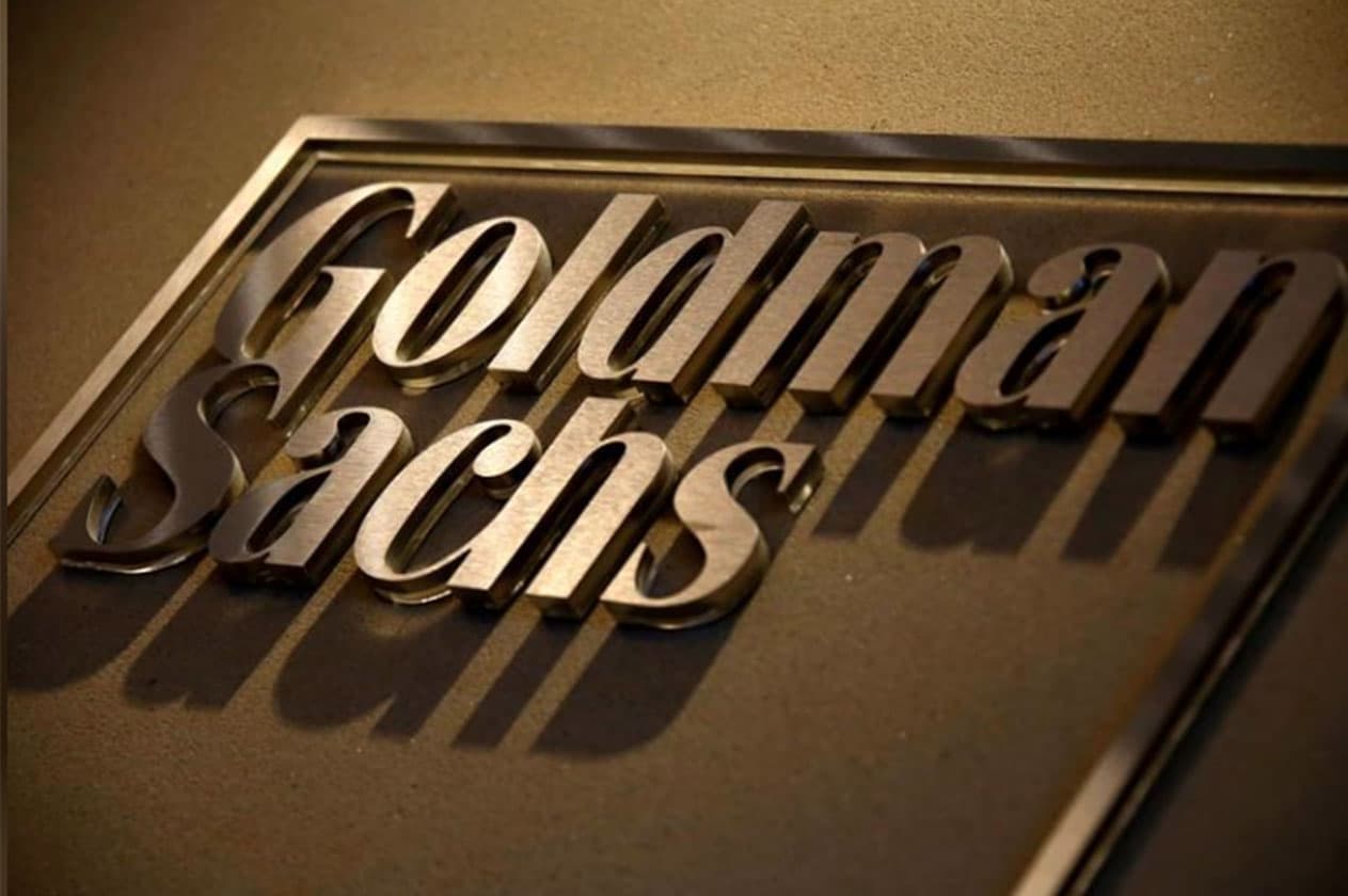 جولدمان ساكس: الذهب أداة تحوط أفضل من النفط أثناء التوترات السياسية