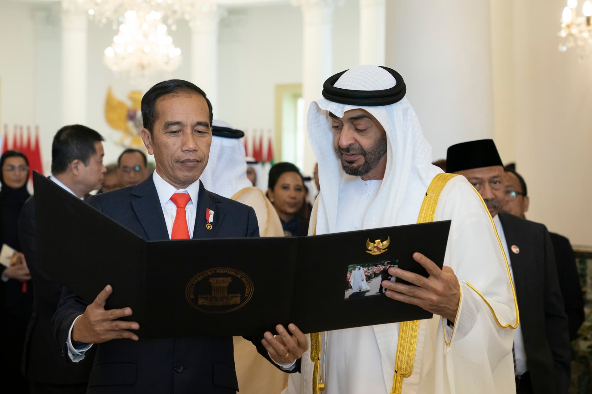 الرئيس الإندونيسي يوقيع صفقات بـ 18.8 مليار دولار في مجالي الطاقة والتجارة خلال زيارته أبوظبي