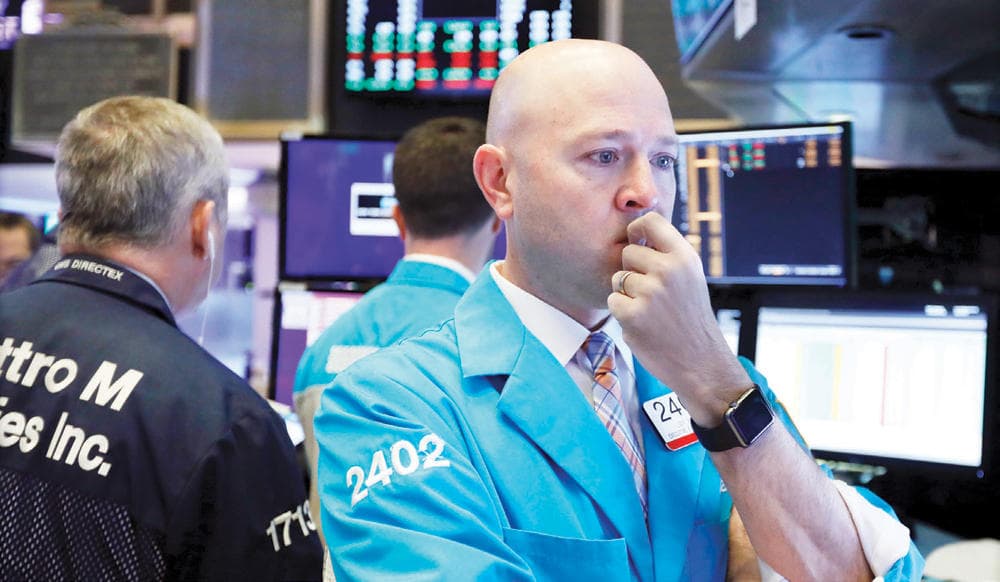 تعاملات متقلبة للسوق الأمريكية وسط توقعات بتأثر مبيعات «أبل» في الصين