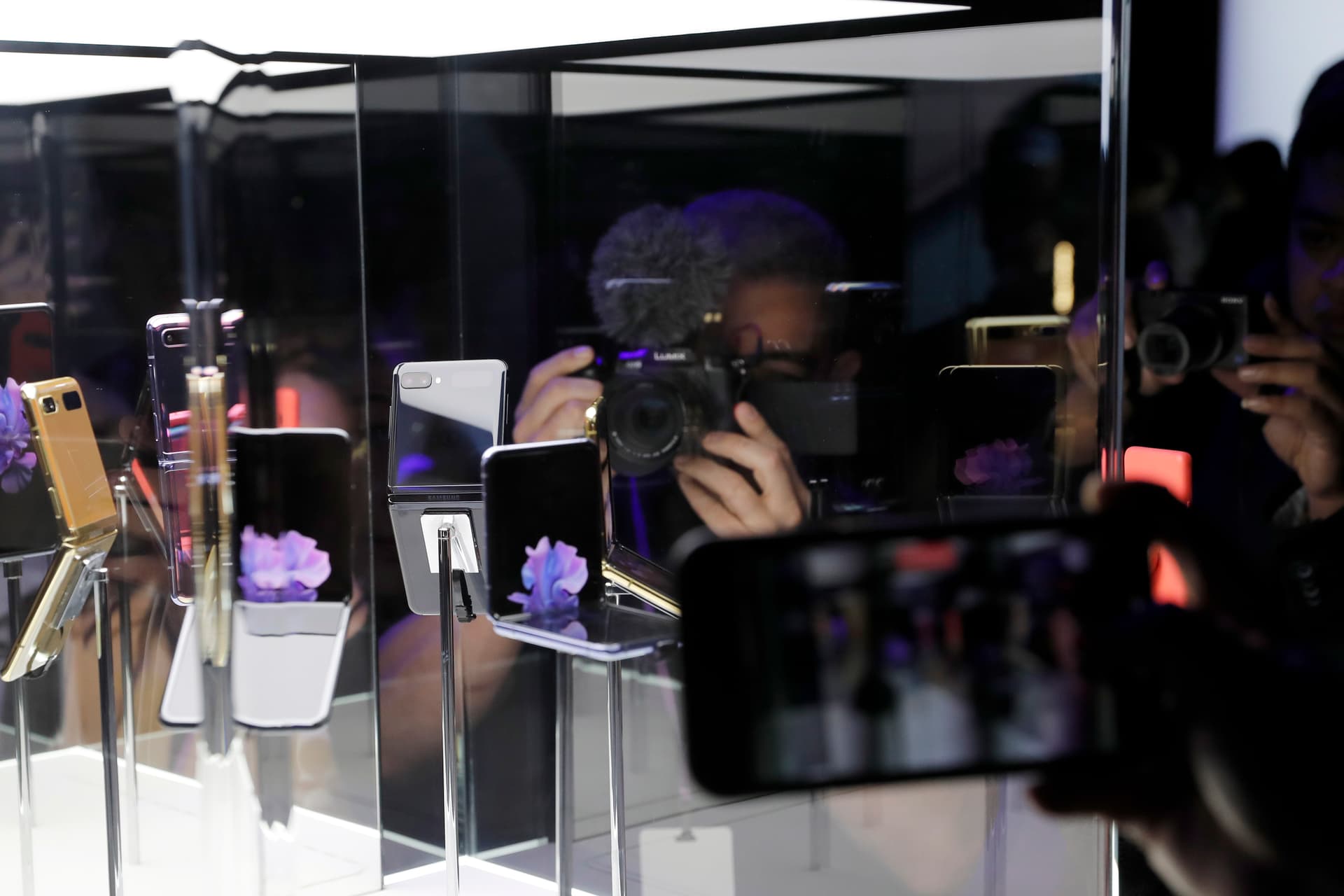 سامسونج تطلق هاتفا قابلا للطي وتزود "إس 20" بالجيل الخامس