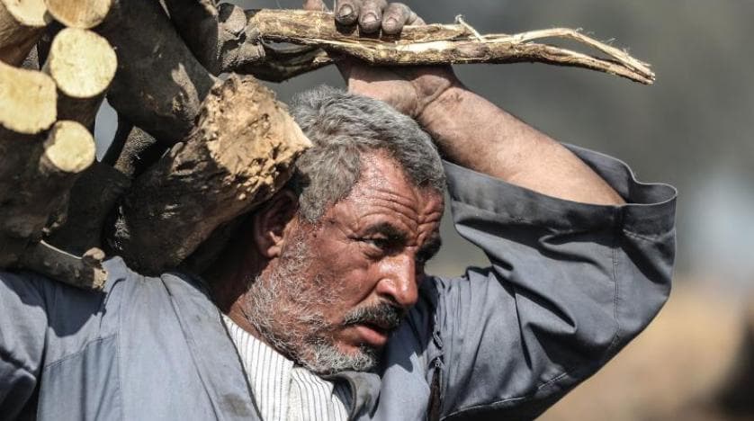 عمّال أفران الفحم في مصر يمشون على الجمر