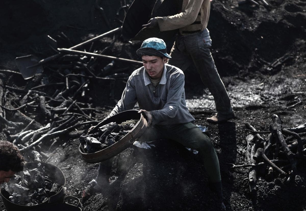 عمّال أفران الفحم في مصر يمشون على الجمر