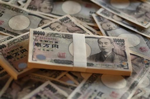 الين يعوض بعض خسائره والدولار يتراجع