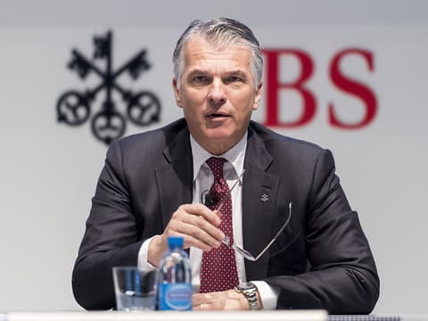 انخفاض راتب الرئيس التنفيذي لأكبر بنك سويسري إلى 12.9 مليون دولار سنويا