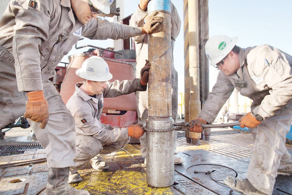  صادرات النفط تقود إلى أول خفض للعجز التجاري الأمريكي منذ 2013 