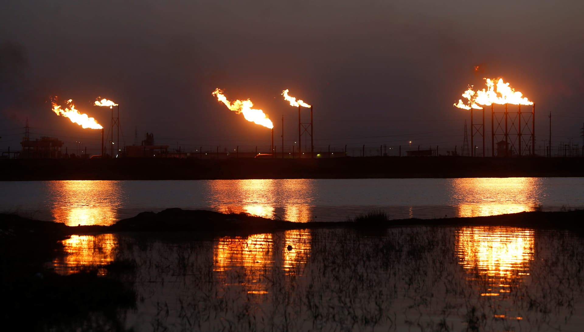 النفط يوسع مكاسبه إلى 10 %